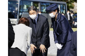 両陛下、沖縄で戦没者慰霊 画像