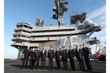 首相が米原子力空母視察、横須賀 画像