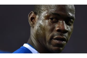 中指突き立てのバロテッリ、SNSでブチギレ！スイスをマフィア呼ばわり 画像