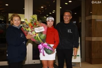 まな娘が新女王に…父は“笑顔”、母は“涙”　山下美夢有へ両親の願い「強く優しいプレーヤーに」 画像