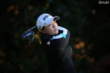 鈴木愛が単独首位で週末へ　藤田さいき、リ・ハナ2位 画像