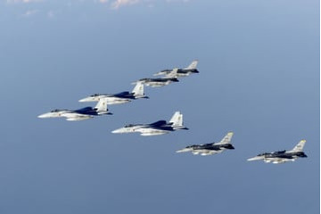 日本海で日米戦闘機訓練 画像