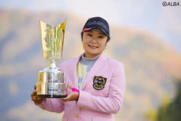 藤田さいきが11年ぶり復活V　鈴木愛とのデッドヒート制す 画像