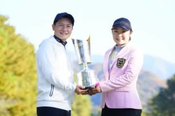 藤田さいきが11年ぶりVに号泣　夫の話には声詰まらせ「結婚してダメになったと言われ…」 画像