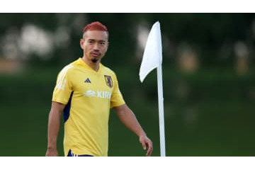 久保建英、“赤髪”長友に「追加メンバーですか？(笑)」とボケて頭を叩かれる 画像