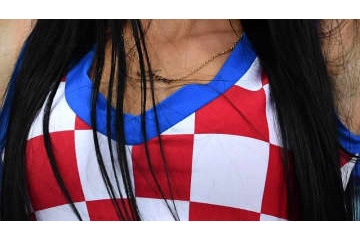禁断のTバック姿に…クロアチアのセクシーファン、W杯開催国カタールで炎上 画像