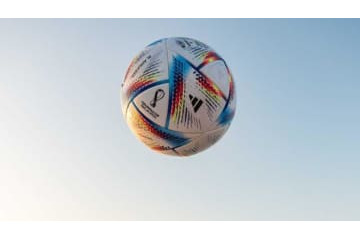 W杯の公式ボールは「充電式」！ケーブル繋がる写真が話題 画像