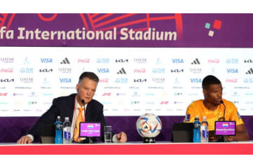 W杯オランダ代表の71歳ファンハール監督、英雄選手に公然キス！「見せてあげる」 画像