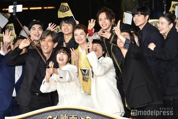 櫻井翔、勝地涼から「大好き」 広瀬すずらと仲良く自撮りで“投げキス”＜映画 ネメシス 黄金螺旋の謎＞ 画像