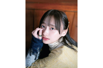 日向坂46影山優佳、上目遣いで大人っぽさ漂う 1st写真集先行カット公開＜知らないことだらけ＞ 画像