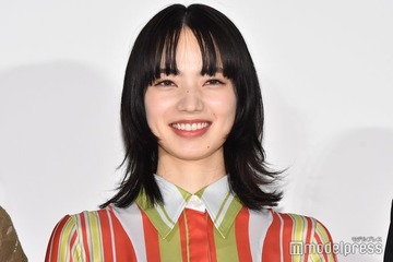 小松菜奈、“眉毛なし”スタイルに「斬新」「美しい」の声 画像