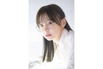 日向坂46影山優佳、眼鏡姿を披露 1st写真集「知らないことだらけ」裏表紙＆秋元康の帯コメント解禁 画像