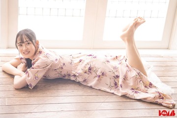 乃木坂46向井葉月、スラリ美脚披露 まったり寝転ぶ＜独占カットあり＞ 画像
