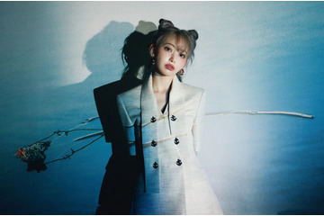 LE SSERAFIM宮脇咲良、スリットから美脚披露「ルイ・ヴィトン」纏い儚く美しい姿で「Numero TOKYO」ソロ初表紙 画像