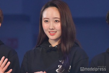 本田望結、スリットから美脚チラリ「大人っぽくて綺麗」の声 画像