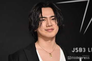 三代目JSB・OMI「産まれたてのムチムチ」幼少期ショット公開「どこか面影ある」「貴重」と反響 画像