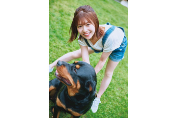 日向坂46松田好花、ミニ丈サロペットで美脚披露 1st写真集で念願の共演実現 画像