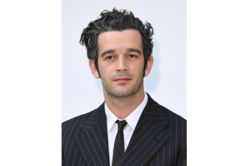 The 1975マシュー・ヒーリー、婚約 母親認める 画像