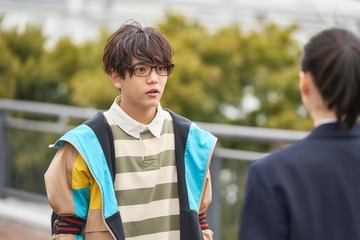 FANTASTICS中島颯太、映画初出演で心優しき“めがね男子”好演 新たな魅力開花の新場面写真解禁【逃走中 THE MOVIE】 画像