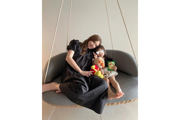 第3子妊娠中・丸高愛実、ふっくらお腹披露 夫・柿谷曜一朗＆娘との旅行ショット公開 画像