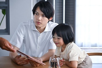 「西園寺さんは家事をしない」松村北斗は「完全に保護者でした」ルカ（倉田瑛茉）の“お誕生日パーティーシーン”撮影秘話明かす【第4話プロデューサーコメント】 画像