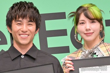 仲里依紗＆中尾明慶夫妻、水着姿で密着2ショット公開「手の位置にキュン」「トカゲくんの写真センスすごい」の声 画像