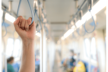 電車内で…人混みの中”泣いている赤ちゃん”を周りはスルー。次の瞬間⇒まさかの人物が【赤ちゃんをあやし】母が感動！！ 画像