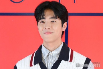 チェ・ジョンヒョプが鎌倉へ 逞しい腕際立つ街中ショットに「かっこよすぎ」「会いたかった」と反響 画像