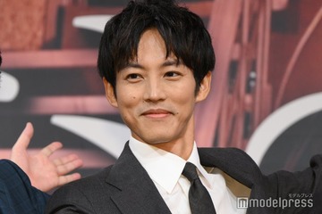 松坂桃李、“疑惑”を即否定  三谷幸喜にCMでも怪しまれる「こいつ本当はなんか…」【スオミの話をしよう】 画像