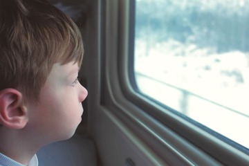 【電車で】初めての電車に大興奮する息子…次の瞬間、”かわいい勘違い”に「夢いっぱい」「癒される」 画像