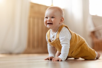 ハイハイしながら遊ぶ子ども。急におとなしくなり見てみると…→まさかの状況にニヤッとされる！？ 画像