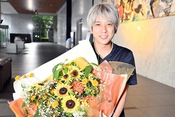 二宮和也ら「ブラックペアン シーズン２」クランクアップ 共演者からのサプライズに驚き 画像