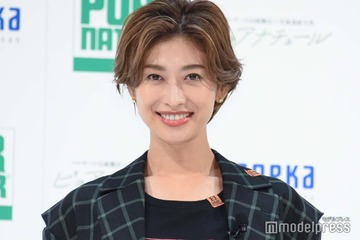 山田優、ミニスカ×シャネルの長靴で美脚披露「スタイル抜群」「ハイセンスな着こなし」と反響 画像