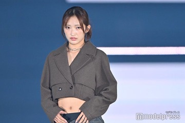 Girls2小川桜花、ショート丈ジャケットでウエスト際立つ【GirlsAward 2024AW】 画像