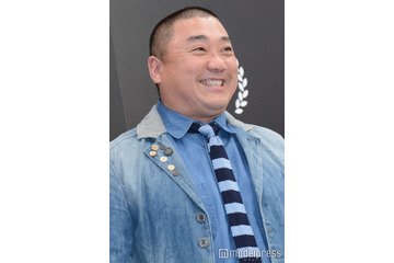 山本圭壱、娘が“カープ女子”に 顔出し親子ショットに反響「パパそっくり」「似合ってます」 画像