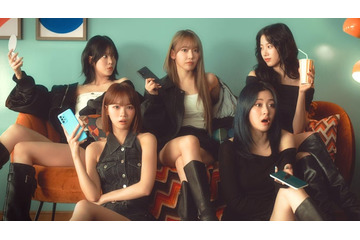 LE SSERAFIM、“5人で初”日本国内テレビCM出演 ツッコミ＆掛け合いでチームワーク発揮 画像
