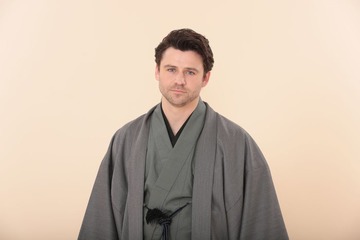 【略歴】朝ドラ「ばけばけ」ヒロイン夫役の英国人俳優・トミー・バストウって？「SHOGUN」出演で流暢な日本語披露・ロックバンドのボーカルとして活動中 画像