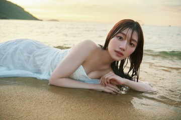 日向坂46佐々木美玲、波と戯れる大人なドレス姿 1st写真集先行カット第11弾解禁【陽射しのパレード】 画像