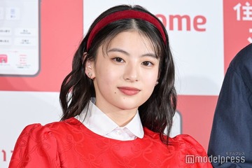 出口夏希、“不思議の国のアリス風”フリルたっぷり赤ワンピで登場 共演俳優も絶賛「一緒のカメラに収まりたかった」 画像