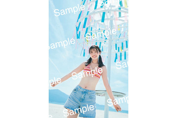 日向坂46佐々木美玲、ビーチで笑顔向ける水着ショット 1st写真集封入ポストカード第3弾解禁【陽射しのパレード】 画像