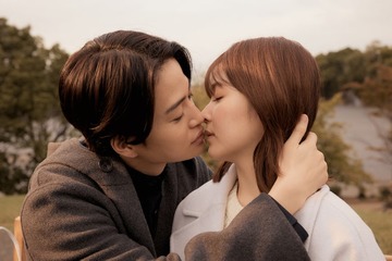 「私たちが恋する理由」菊池風磨＆久間田琳加、オフィスでキス 遠距離恋愛を前に過ごす“最高に甘いひと時” 画像