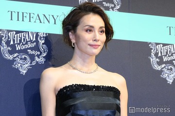 米倉涼子、ミニ丈シースルーワンピで美脚披露 サンタ帽姿に「美しすぎる」「憧れのスタイル」と反響 画像