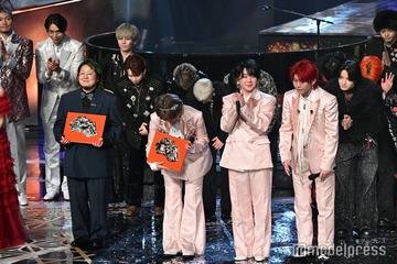 レコ大テレビ中継終了→その後の授賞式の模様 ミセス＆こっちのけんとが観客に挨拶【第66回輝く！日本レコード大賞】 画像