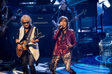 【紅白本番】B’z「紅白」初出場でサプライズ演出 予定にない2曲生演奏で会場総立ち＆司会者にも知らされず 画像