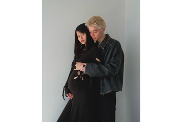 横田ひかる、第1子妊娠を報告 夫との密着マタニティフォト公開 画像