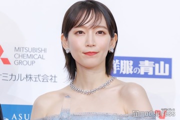 「ラヴィット！」吉岡里帆、人気芸人の肩に“密着” 生寸劇に絶賛の声相次ぐ「悶絶級の可愛さ」「羨ましい」 画像