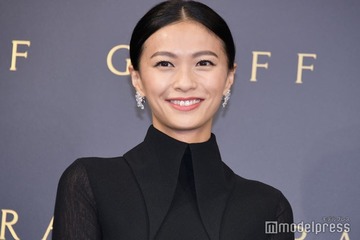 榮倉奈々、水着ではしゃぐぶら下がり動画公開「スタイル良すぎ」「無邪気で可愛い」と反響 画像
