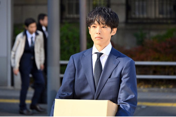 日曜劇場「御上先生」初回、冒頭1分で刺された人物は誰？衝撃展開担った注目アーティスト【プロフィール】 画像