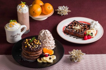 エッグスンシングス、チョコに溺れる冬限定“フォンダンショコラ”パンケーキ登場 濃厚ガナッシュ＆オレンジピールの大人の甘さ 画像
