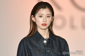朝比奈彩、スラリ美脚全開の私服ショット公開「完璧スタイル」「かっこよすぎ」 画像